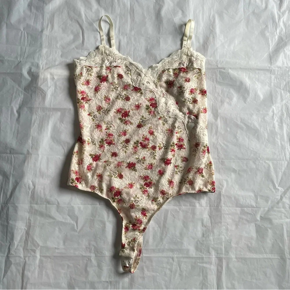 🌸 Guess Lace Floral  Bodysuit Women's ~ Size Medium!🌸 - Picture 9 of 10